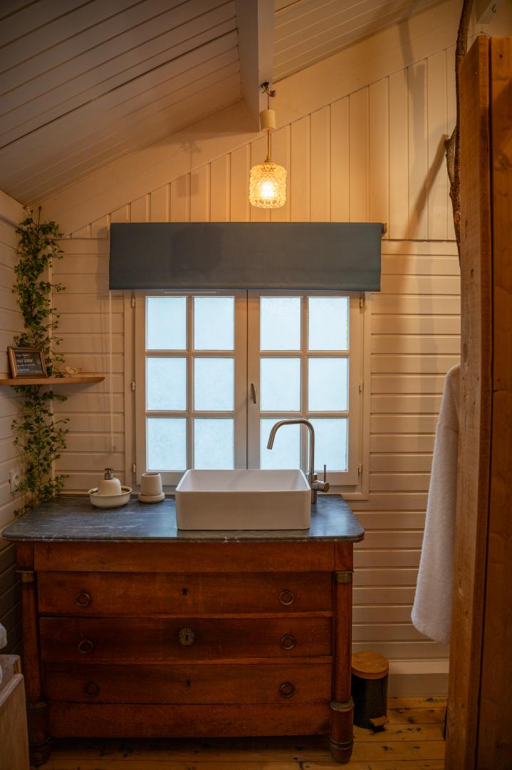 Meuble de salle de bain chiné avec vasque, au Chalet Nature & Spa