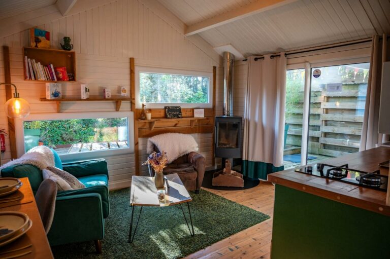 Salon du chalet avec poêle à bois