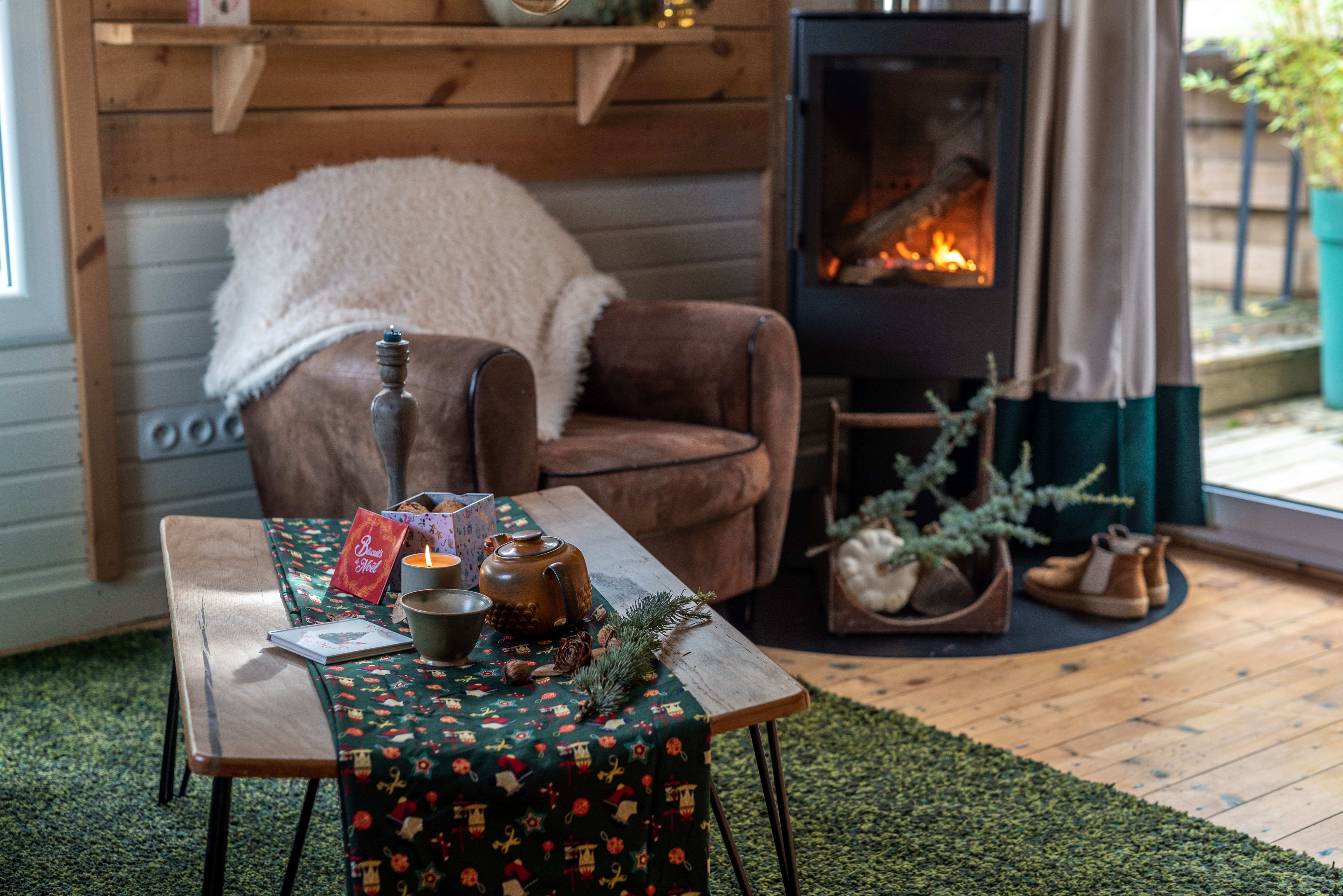 Coin du feu et poêle à bois dans le chalet