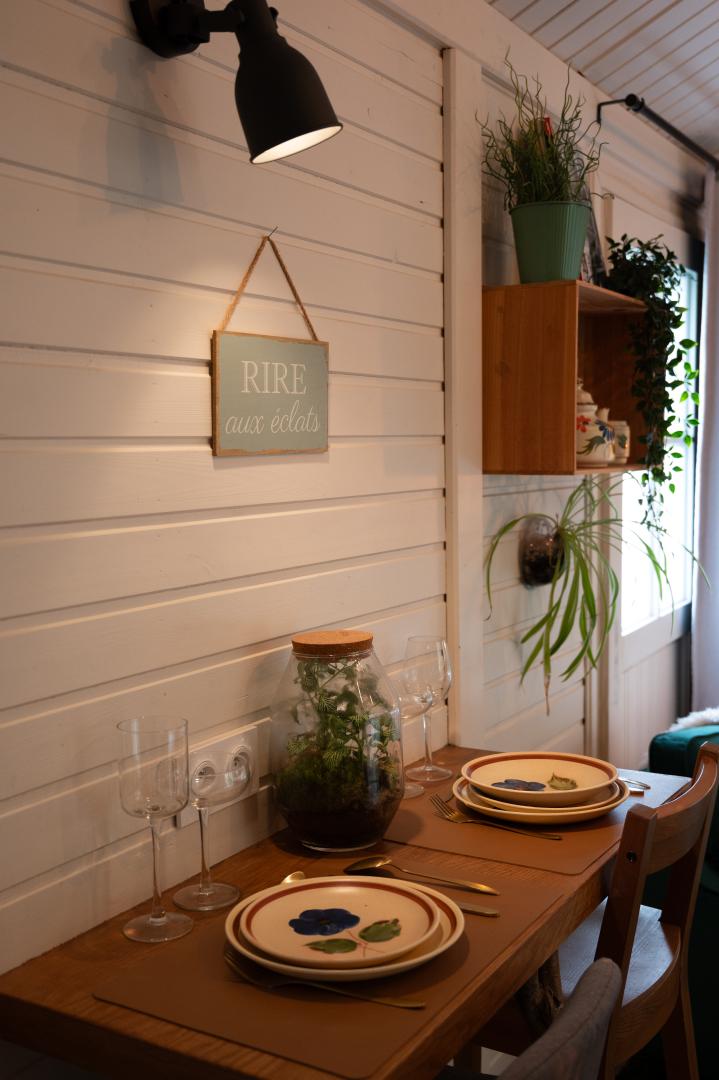 Coin repas avec table haute faite maison dans le chalet écoresponsable