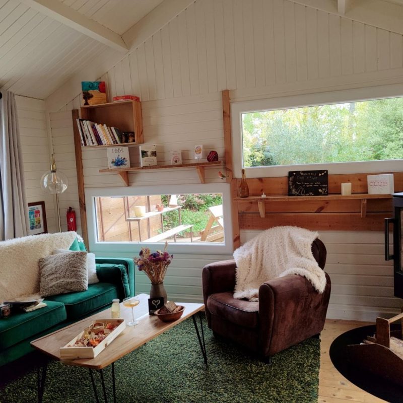 Séjour lumineux du chalet en bois près de Caen
