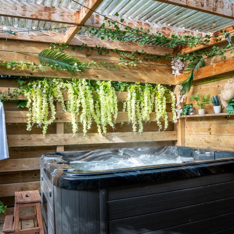 Jacuzzi privatif couvert du Chalet Nature & Spa en Normandie
