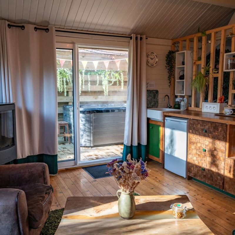 Entrée du chalet avec cuisine équipée et baie vitrée